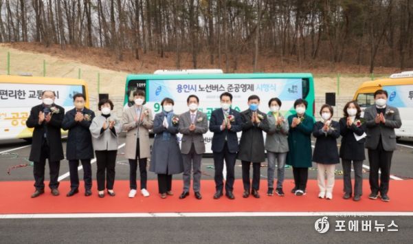 왼쪽부터 김운봉 의회운영위원장, 이진규 의원, 김상수 부의장, 정한도 의원, 유진선 의원, 김기준 의장, 백군기 시장, 황재욱 의원, 명지선 의원, 장정순 문화복지위원장, 박남숙 의원, 하연자 의원, 김진석 의원