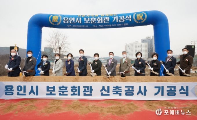 왼쪽부터 김운봉 의회운영위원장, 김진석 의원, 안희경 의원, 유진선 의원, 명지선 의원, 윤재영 의원, 장정순 문화복지위원장, 김기준 의장, 이건한 의원, 이은경 의원, 남홍숙 의원, 박만섭 의원, 강웅철 의원