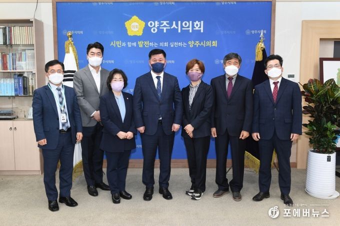 정덕영 양주시의회 의장이 안순덕 결산검사 대표위원을 비롯한 결산검사 위원들과 함께 기념촬영을 하고 있다.