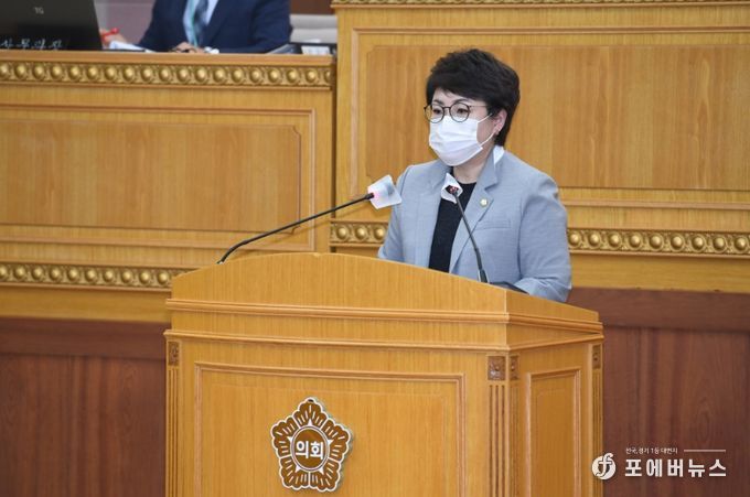 한미령 의원이 제340회 임시회 제2차 본회의에서 ‘양주시 기초의원 정수 확대 및 조속한 선거구 획정 촉구 건의안’을 대표 발의하고 있다.