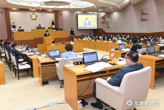최상기 기획행정실장이 제341회 임시회 제1차 본회의에서 ‘양주시 재산세 도시 지역분 부과지역 고시안’의 제안 설명을 하고 있다.