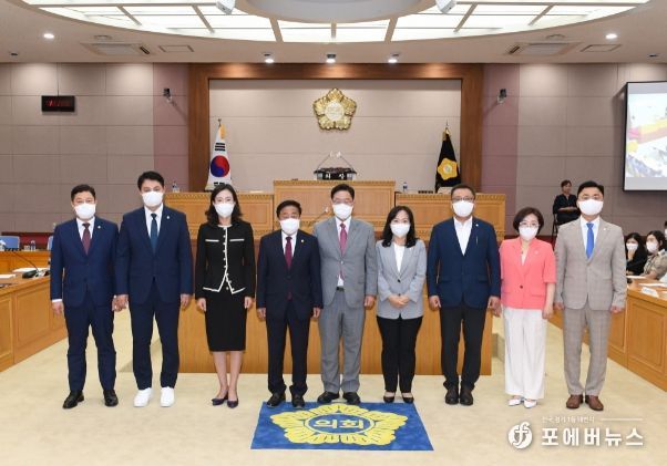 제9대 양주시의회 시의원들과 강수현 양주시장이 개원식에서 기념촬영을 하고 있다.
