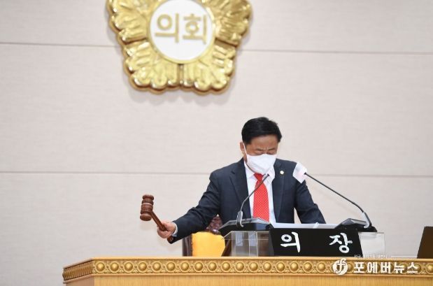윤창철 의장이 제344회 임시회 제6차 본회의에서 2022년도 제1회 추가경정예산 (안)을 의결하고 있다.