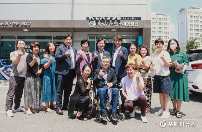화성시의회 교육복지위원회 ‘화성시 소년소녀합창단’ 찾아 수상을 축하