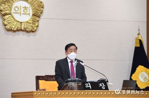 윤창철 의장이 제345회 임시회 개회를 선언하고 있다..