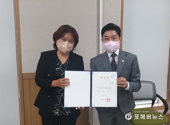 이영화 화성시 아동·여성안전 지역연대 공동위원장(좌)과 김종복 의원