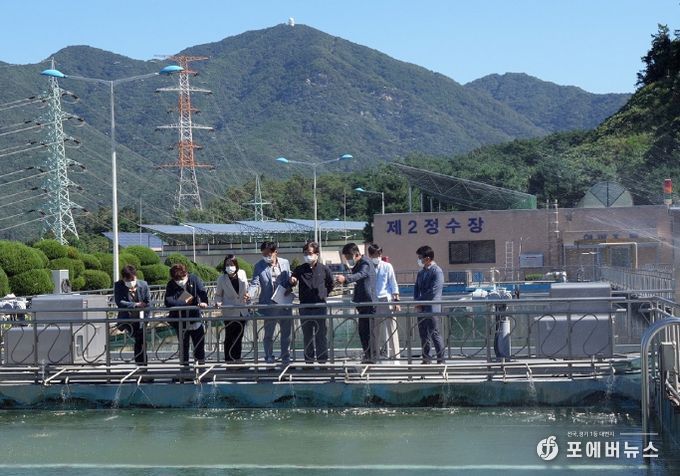 하남시의회 도시건설위원회 소속 위원들이 9월 21일 2022년 행정사무감사를 앞두고 하남정수장을 방문해 시민들께서 안심하고 수돗물을 마실 수 있도록 정수관리에 만전을 기해달라고 당부했다. (하남시의회 제공)