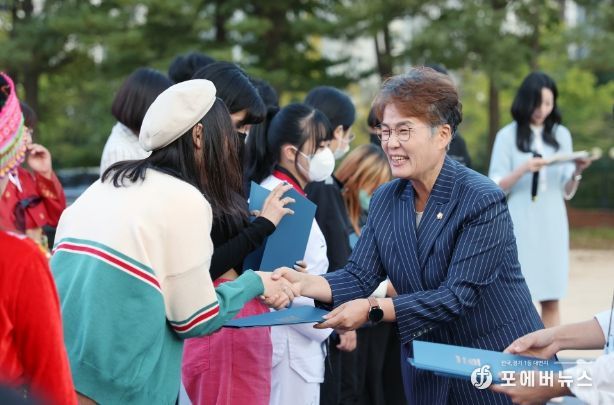 청소년들과 인사나누는 송미희 의장