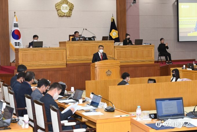 정현호 의원이 제350회 정례회 제1차 본회의에서 ‘국도3호선 확장사업의 신속한 이행 촉구 건의안’을 대표발의하고 있다.