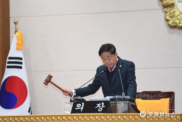 윤창철 의장이 양주시 초등학생 입학축하금 지원 조례안을 의결하고 있다.