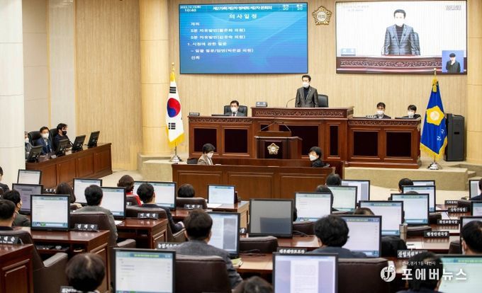 지난해 12월 15일에 열린 제279회 안산시의회 제2차 정례회 제2차 본회의 중 한 장면으로, 의회는 이날 시정질문을 실시하면서 시정에 관한 건설적인 대안을 제시했다.