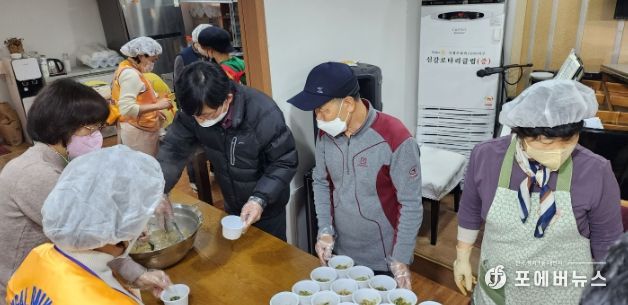 이창호 기흥구청장이 도시락 반찬을 나눠 담고 있다