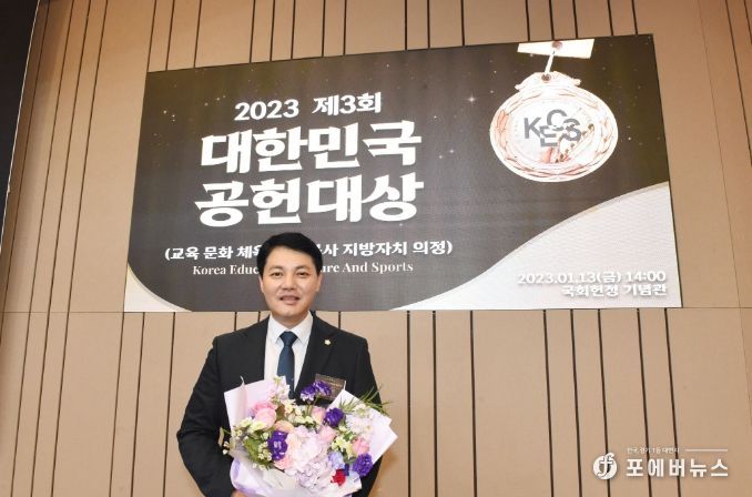 한상민 부의장이 13일 국회 헌정기념관에서 의정대상을 수상한 뒤 기념촬영을 하고 있다.