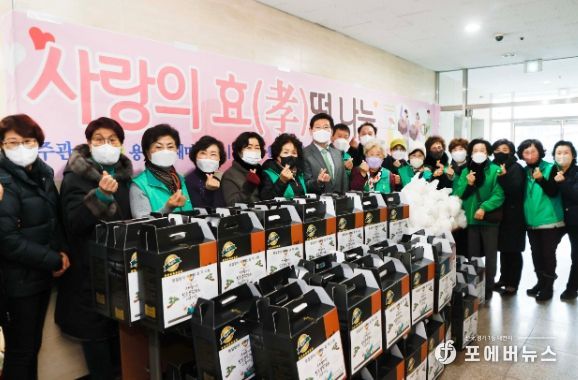 이상일 용인특례시장이 17일 용인시새마을부녀회가 주관한 '사랑의 효, 떡 나눔' 행사장을 찾아 관계자들을 격려하고, 시민들에게 설 인사를 했다.