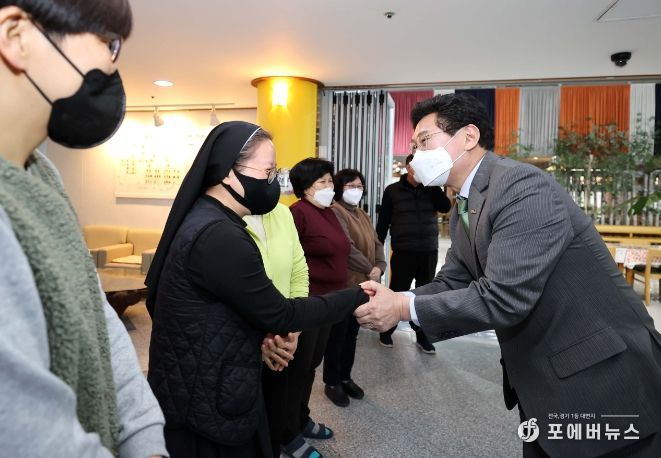 이상일 용인특례시장이 17일 행복한 집을 방문해 시설 관계자들과 인사를 나누고 있다.