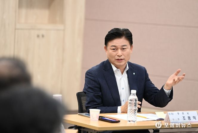 조용익 시장이 부천로봇산업 정책방향에 대해 설명하고 있다