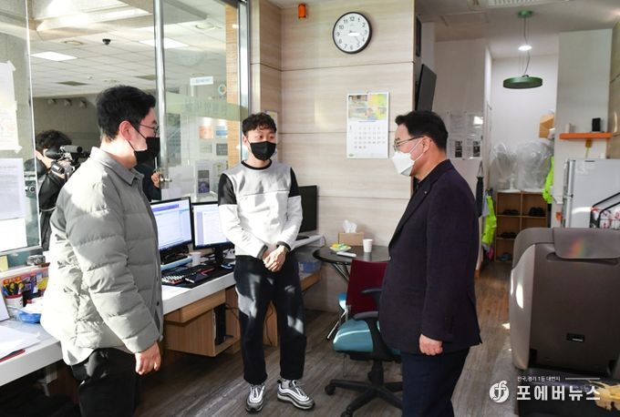 강수현 양주시장이 시청 상황실을 방문해 직원들을 격려하고 있다