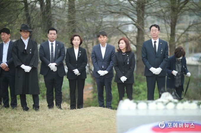 화성시의회, 정명근 화성시장, 송옥주 국회의원 등이 고주리 순국묘역에 참배 중이다.