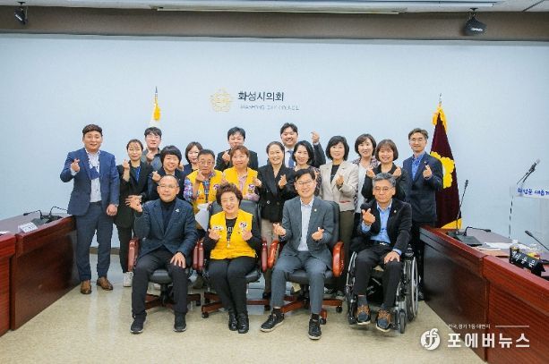 화성시의회 교육복지위원회가 헌혈 장려를 위한 정책간담회를 개최해 관계자들과 사진 촬영중이다.