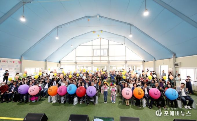화성시 남부노인복지관에서 제51회 어버이의 날 기념 촬영 중이다.