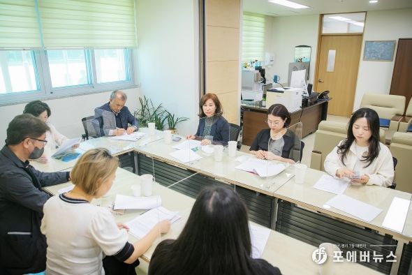 김경희 의장, 국회의원, 교장, 학부모연합회 등이 급식 과밀 문제로 논의 중이다.