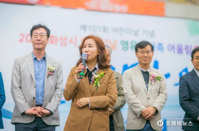 김경희 화성시의회 의장이 영유아가족 어울림 행사에 참석해 인사말 중이다.
