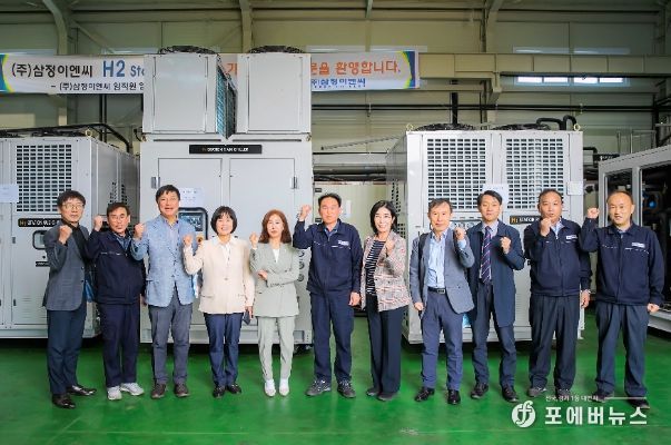 단체 사진을 찍고있는 화성시의회 의원 및 기업 관계자들