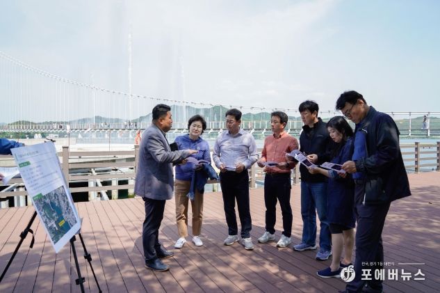 용인특례시의회 도시건설위원회 위원들이 예산군청 관계자의 설명을 듣고 있다.