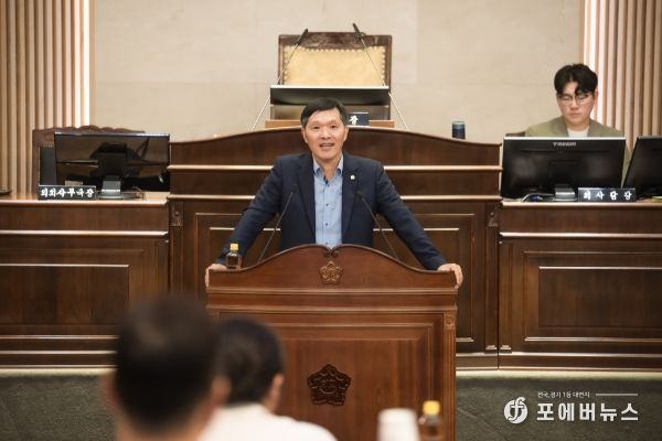 남양주시의회 본회의장에서 김현택 의장이 ‘의회 민주주의와 다수결의 원칙’을 주제로 휴먼북 독자들에게 강의하고 있다.