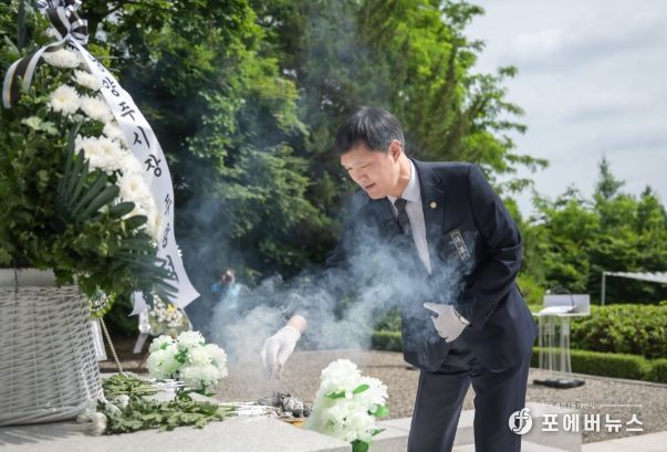 제68회 현충일 추념식에서 김현택 의장(좌) 의장이 헌화하고 있다.