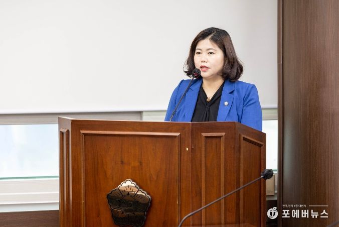 안산시의회 박은정 의원이 지난 2일 제283회 제1차 정례회 문화복지위원회에서 안산시 학생 불균형 체형 관리 지원에 관한 조례안에 대해 제안설명을 하고 있다.