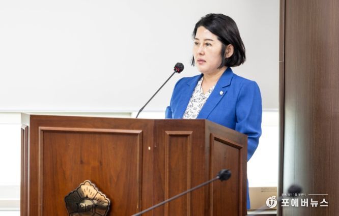 안산시의회 황은화 의원이 지난 2일 제283회 제1차 정례회 문화복지위원회에서 안산시 돌봄노동자 처우개선 및 지원 조례안에 대해 제안설명을 하고 있다.