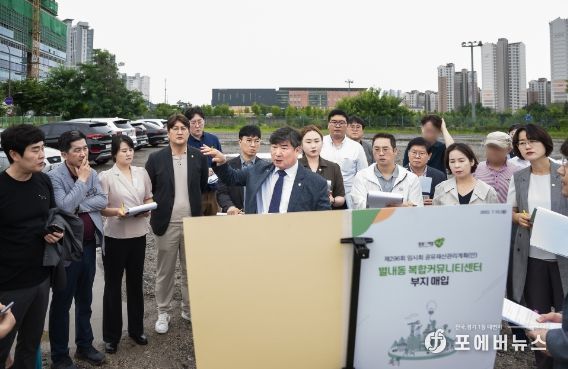 자치행정위원회 위원들이 공유재산관리계획 심사에 대비해 별내동 복합커뮤니티센터 부지 매입 현장를 방문했다.