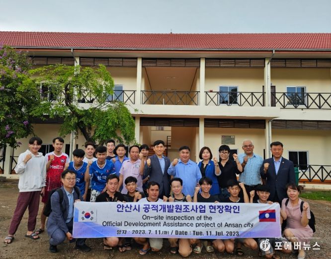 안산시의회 기획행정위원회 김재국(사진 뒷줄 오른쪽 맨끝) 박은정(뒷줄 오른쪽에서 네 번째) 위원이 최근 안산시 관계자들과 라오스의 한국-라오스 인력개발원 한국어교육원 기숙사에 대한 현장 실사를 다녀왔다.