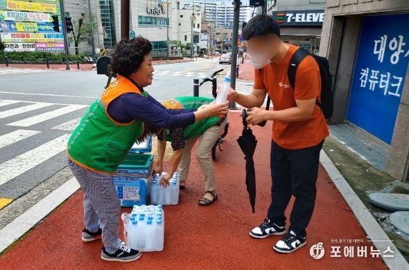 그늘막에서 시원한 얼음생수 받아가세요