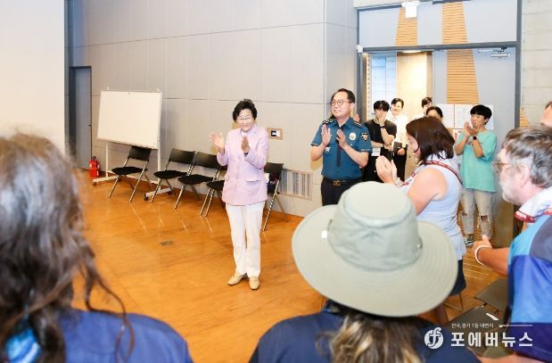 김경희 이천시장이 잼버리 대원들을 환영하고 있다