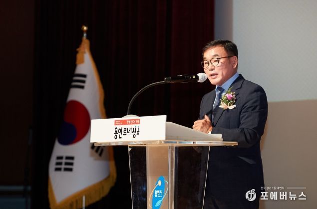 윤원균 의장이 경축사를 하고 있다.