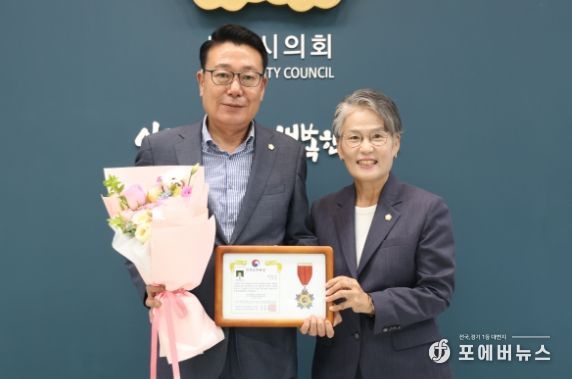 (왼쪽부터) 이봉관 의원과 송미희 의장
