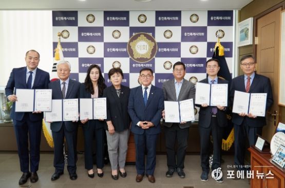 왼쪽부터 김태형 단국대학교 교수, 남효응 전 국회 입법 지원 위원, 이영림 용인YMCA 실장, 김상수 윤리특별위원장, 윤원균 의장, 정연욱 세무사, 조준현 변호사, 이정재 용인예술과학대학교 교수