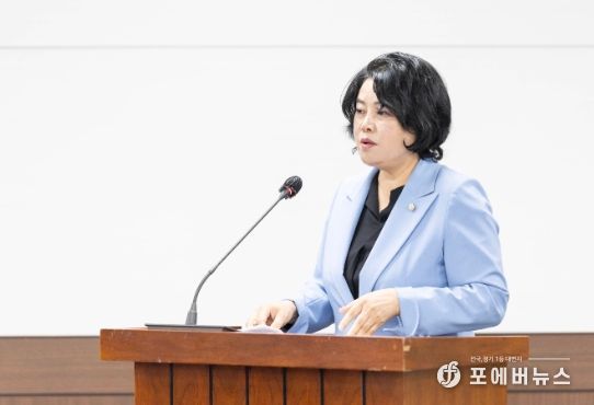 김진숙 의원이 지난 10월 16일 제285회 임시회 의회운영위원회에서 ‘안산시의회 교섭단체 및 위원회 구성과 운영에 관한 조례 일부개정조례안’에 대해 제안 설명을 하고 있는 모습.