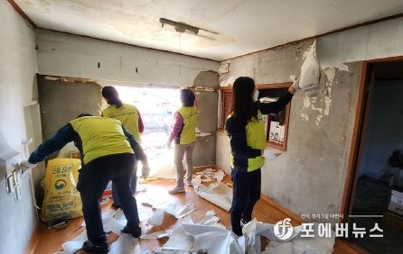 여수시 화양면 지역사회보장협의체는 지난 6일 오랜 수집벽으로 10년 넘게 생활쓰레기를 적재해 주거기능을 상실한 장 모씨(남, 00세) 주택을 대상으로 집수리 봉사를 지원했다.