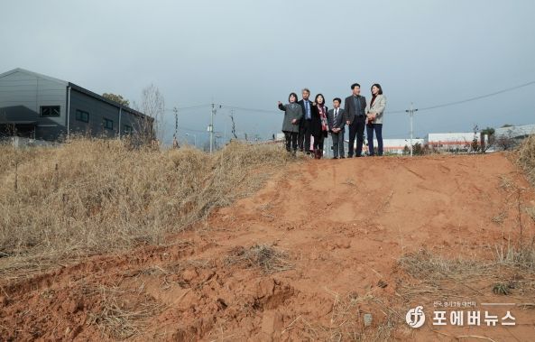 경제환경위원회 의원들이 불법폐기물 매립현장 보는 모습