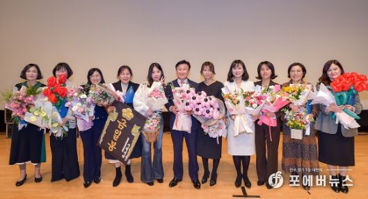 여수시(시장 정기명)는 지난 17일 오후 여수세계박람회장 엑스포홀에서 ‘2023년 어린이집 연합회 보육교직원 힐링 문화의 날’ 행사를 마련하고 보육 일선에서 힘쓰고 있는 교직원들을 격려했다.