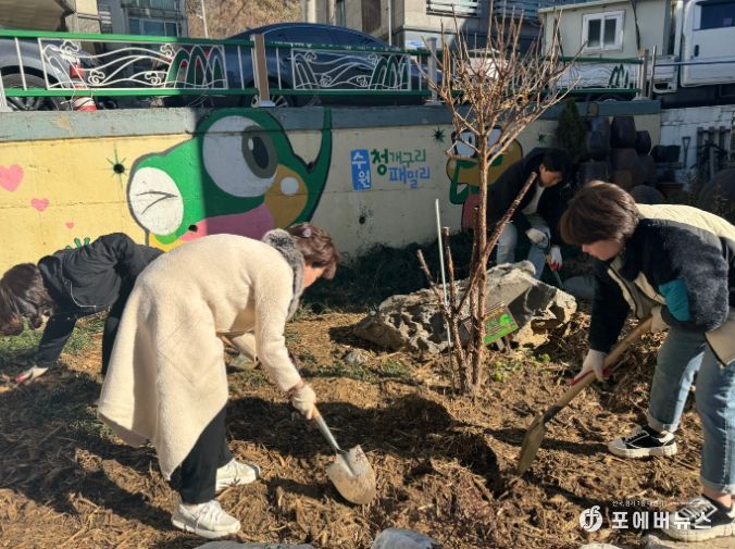 수원시 장안구 조원1동 마을만들기협의회, 우드칩으로 겨울철 따뜻한 마을정원 만들어