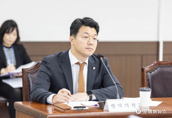 최진호 의원이 지난 11월 23일 열린 제286회 제2차 정례회의회운영위원회에서 자신이 대표 발의한 ‘안산시의회 지방공무원 복무 조례 일부개정조례안’과 관련해 동료 의원의 질의를 듣고 있다.
