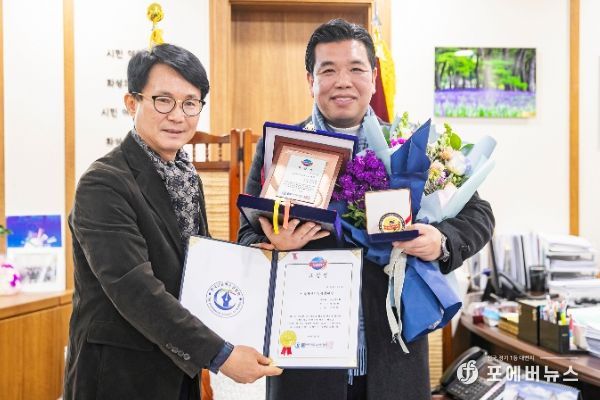 화성시의회 이계철 의원이 (사)한국신문방송인협회로부터 2023 대한민국사회발전대상을 수여받고 있다.