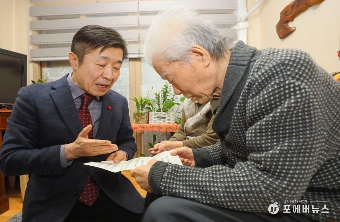 지난 17일 전성수 서초구청장이 양재1동 장수어르신 가구를 방문해 어르신께 장수 축하카드와 장수축하금 안내문을 전달하고 설명을 드리고 있다.