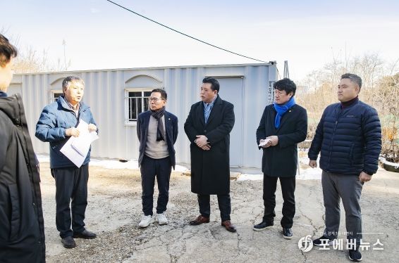 화성시의회 도시건설위원들이 삼보폐광산 현황에 대한 설명을 듣는 모습
