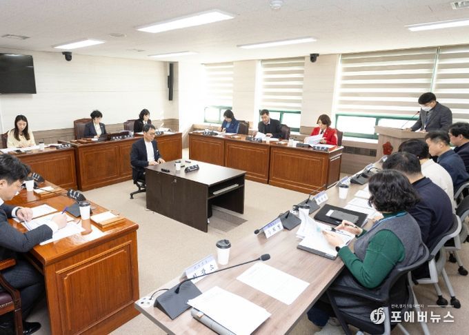 안산시의회가 26일 제4상임위실에서 ‘제288회 임시회 폐회중 의회운영위원회’를 개최했다. 사진은 이날 운영위 중 한 장면.