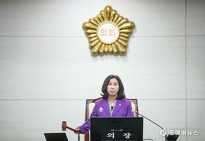 제230회 임시회 제1차 본회의 의사봉 타봉 하는 김경희 의장 모습